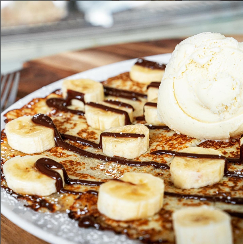 Pannenkoek met banaan en vanille-ijs